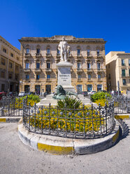 Italien, Sizilien, Trapani, Piazza Garibaldi, Viale Regina Elena, Statue von Giuseppe Garibaldi, ehemaliges Grand Hotel im Hintergrund - AMF003332