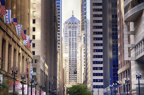 USA, Illinois, Chicago, Blick auf die Straßenschlucht im Stadtzentrum, lizenzfreies Stockfoto