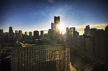 USA, Illinois, Chicago, Blick auf Wolkenkratzer und Merchandise Mart bei Sonnenaufgang - SMAF000272