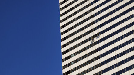 USA, Illinois, Chicago, zwei Fensterputzer hängen an der Fassade eines Wolkenkratzers - SMAF000274