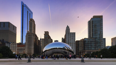 USA, Illinois, Chicago, Blick auf Cloud Gate im Millenium Park bei Dämmerung - SMAF000278