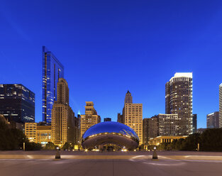 USA, Illinois, Chicago, Blick auf Cloud Gate im Millenium Park in der Dämmerung - SMA000275