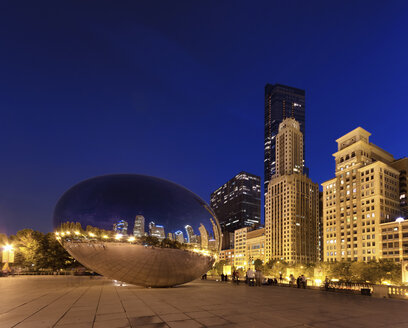 USA, Illinois, Chicago, Blick auf Cloud Gate im Millenium Park bei Nacht - SMA000276