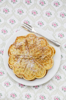 Waffelschüssel mit Puderzucker bestreut auf gemustertem Tuch - LVF002374