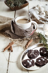 Schale Masala Chai mit Mandelmilch und Schokoladen-Zimt-Keksen auf Holz - SBDF001482