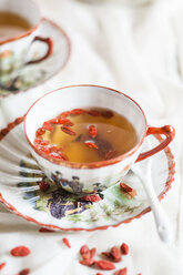 Tasse grüner Tee mit getrockneten Goji-Beeren, Lycium barbarum - SBDF001494