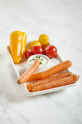 Baby-sized vegetables carrots, tomatoes, bell pepper with sour-cream-dip, studio - SBDF001464