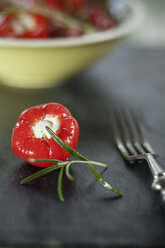 Gepickelte Kirschpaprika, gefüllt mit Frischkäse, Studio - SBDF001469