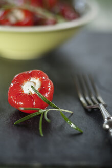 Gepickelte Kirschpaprika, gefüllt mit Frischkäse, Studio - SBDF001469