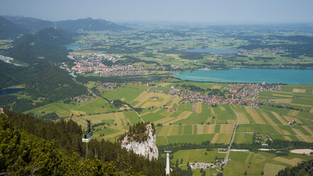 Deutschland, Bayern, Schwaben, Ostallgäu, Ammergauer Alpen, Tegelberg-Seilbahn und Blick nach Füssen - WG000540