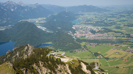 Deutschland, Bayern, Schwaben, Ostallgäu, Tegelberg, Blick zur Bergstation der Tegelbergbahn, im Hintergrund Füssen, Lechtal in Österreich - WGF000542