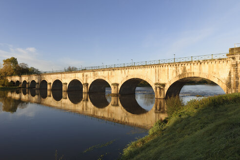 Frankreich, Burgund, Digoin, Kanalbrücke über die Loire - LAF001252