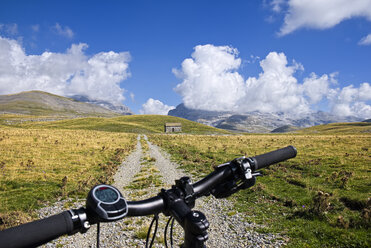 Sapin, Aragonien, Pyrenäen, Nationalpark Ordesa y Monte Perdido, Elektrofahrrad bei Canon de Anisclo - LAF001256