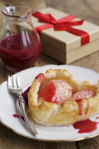 Birnenherzkuchen mit roter Stromsauce, lizenzfreies Stockfoto