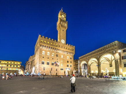 Italien, Toskana, Florenz, Piazza della Signoria, Palazzo Vecchio und Loggia dei Lanzi im Abendlicht - PUF000344