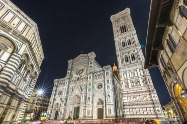 Italy, Tuscany, Florence, Piazza del Duomo, Basilica di Santa Maria del Fior at night - PUF000346