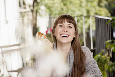 Porträt einer glücklichen Frau beim Frühstück - FMKF001364