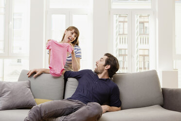 Expectant parents with pink baby shirt - FMKF001395