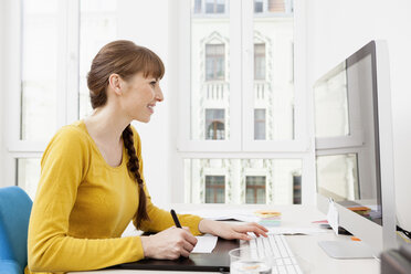 Frau arbeitet im Heimbüro - FMKF001425