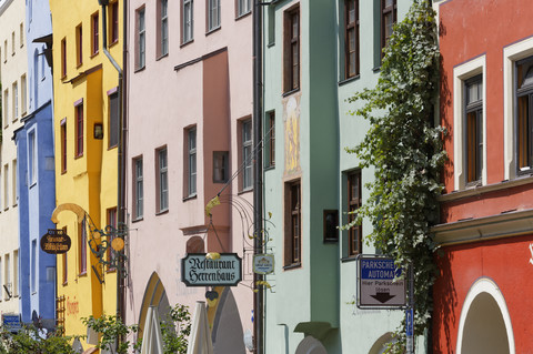 Deutschland, Bayern, Oberbayern, Chiemgau, Wasserburg am Inn, Herrengasse, Hausfassaden, lizenzfreies Stockfoto