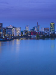 Deutschland, Hessen, Frankfurt, Gutleutviertel, Westhafen, Pier 1 am Abend, Westhafen Tower im Hintergrund - AMF003346