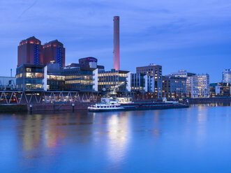 Deutschland, Hessen, Frankfurt, Gutleutviertel, Westhafen, Pier 1 am Abend - AMF003347