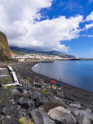 Spanien, Balearische Inseln, La Palma, Santa Cruz de la Plama, Blick auf schwarzen Lavastrand - AMF003356