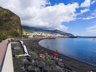 Spanien, Balearische Inseln, La Palma, Santa Cruz de la Plama, Blick auf schwarzen Lavastrand - AMF003358