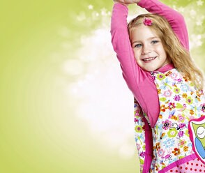 Porträt eines lächelnden Mädchens mit ausgestreckten Armen vor einem hellgrünen Hintergrund - GDF000630
