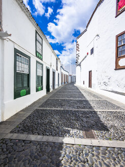 Spanien, Kanarische Inseln, La Palma, typische Gasse in Santa Cruz de la Plama - AMF003363