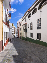 Spain, Canary Islands, La Palma, typical alley in Santa Cruz de la Plama - AMF003364