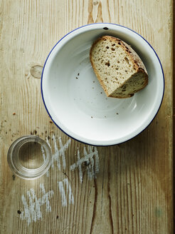 Bowl with crusty end of bread and glass of water - HOEF000295
