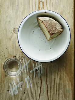 Bowl with crusty end of bread and glass of water - HOEF000299