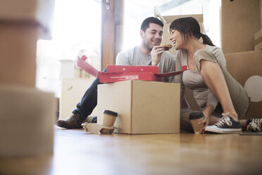 Couple moving house eating pizza - ZEF002845