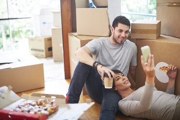 Couple moving house eating pizza - ZEF002846