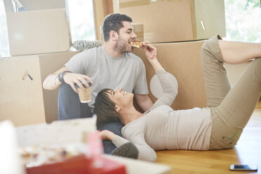 Couple moving house eating pizza - ZEF002847