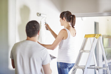 Ehepaar streicht die Wand im neuen Haus - ZEF002872
