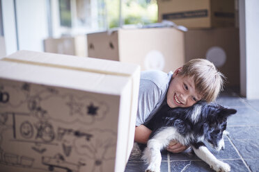 Junge spielt mit seinem Hund im neuen Zuhause - ZEF002914