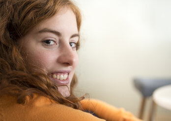Porträt einer lächelnden jungen Frau - DISF001156