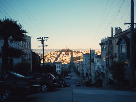 USA, Kalifornien, San Francisco, Blick auf Telegraph Hill und Coit Tower - BRF000843