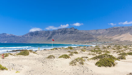 Spanien, Kanarische Inseln, Lanzarote, Los Valles, Playa de Famara - AMF003370