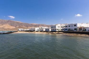 Spanien, Kanarische Inseln, Lanzarote, Los Valles, weiße Häuser in Caleta de la Vila - AMF003369