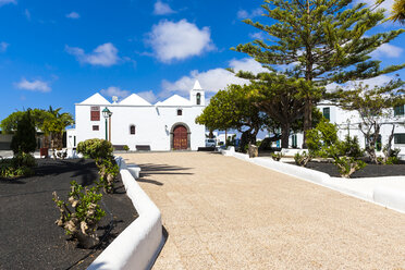 Spanien, Kanarische Inseln, Lanzarote, Kirche Iglesia de San Roque in Tinajo - AMF003366