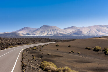 Spanien, Kanarische Inseln, Lanzarote, Tinajo, Straße durch den Timanfaya-Nationalpark - AMF003377