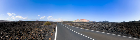 Spanien, Kanarische Inseln, Lanzarote, Tinajo, Straße durch den Timanfaya-Nationalpark, lizenzfreies Stockfoto