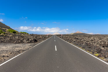 Spanien, Kanarische Inseln, Lanzarote, Tinajo, Straße durch den Timanfaya-Nationalpark - AMF003381