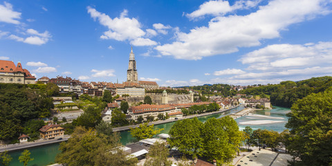 Schweiz, Bern, Stadtbild mit Münster und Aare, lizenzfreies Stockfoto