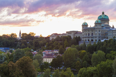 Schweiz, Bern, Bundeshaus in der Abenddämmerung - WDF002747