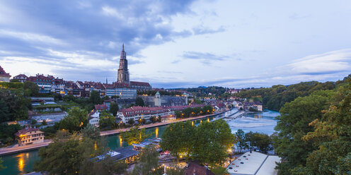 Schweiz, Bern, Stadtbild mit Münster und Aare am Abend - WDF002748