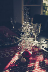 Weihnachtsdekoration auf gedecktem Tisch - SARF001102